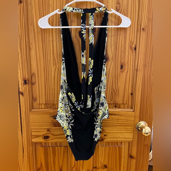 One piece - Picture 2 of 2